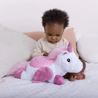 Enfant jouant avec Veilleuse peluche à projection lumineuse Twilight Buddies , vue de dessous Enfant jouant avec Veilleuse peluche à projection lumineuse Twilight Buddies , vue de dessous