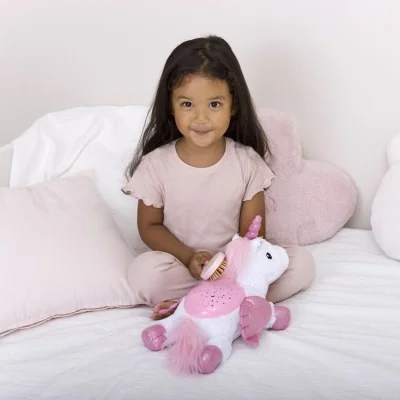Enfant jouant avec Veilleuse peluche à projection lumineuse Twilight Buddies , vue de dessous Enfant jouant avec Veilleuse peluche à projection lumineuse Twilight Buddies , vue de dessous