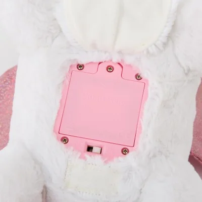 Veilleuse peluche à projection lumineuse Twilight Buddies Licorne signée Cloud b, vue de dessous pour le changement des piles Veilleuse peluche à projection lumineuse Twilight Buddies Licorne signée Cloud b, vue de dessous pour le changement des piles