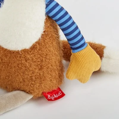 Peluche renard Patchwork Sweety signée Sigikid, gros plan sur un bras