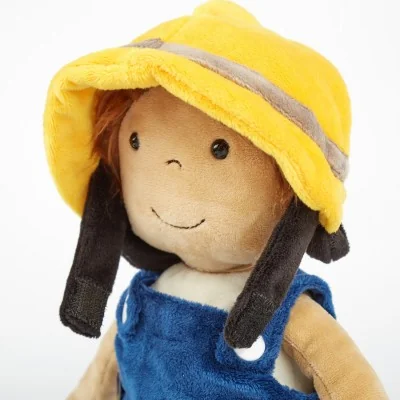 Poupée d'apprentissage pompier signée Sigikid, gros plan sur la tête avec casque Poupée d'apprentissage pompier signée Sigikid, gros plan sur la tête avec casque