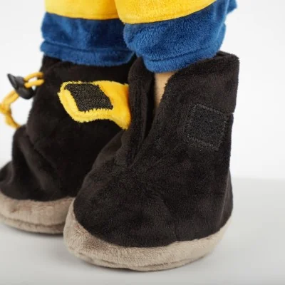 Poupée d'apprentissage pompier signée Sigikid, gros plan sur chaussure avec velcro Poupée d'apprentissage pompier signée Sigikid, gros plan sur chaussure avec velcro