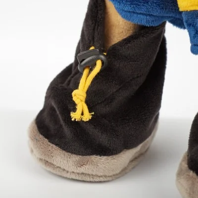 Poupée d'apprentissage pompier signée Sigikid, gros plan sur chaussure avec lacet Poupée d'apprentissage pompier signée Sigikid, gros plan sur chaussure avec lacet