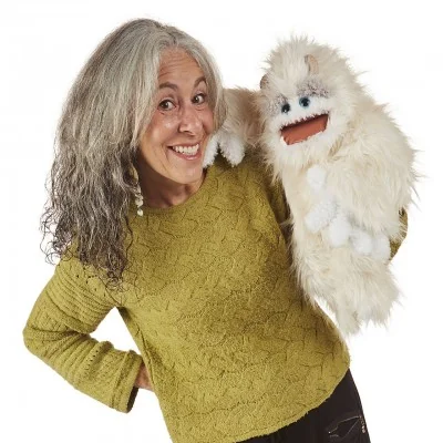 Femme manipulant Marionnette à main Yeti signée Folkmanis Femme manipulant Marionnette à main Yeti signée Folkmanis