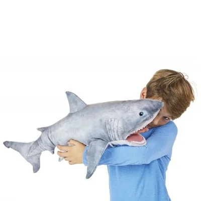 Jeune homme jouant avec Marionnette à main requin blanc signée Folkmanis