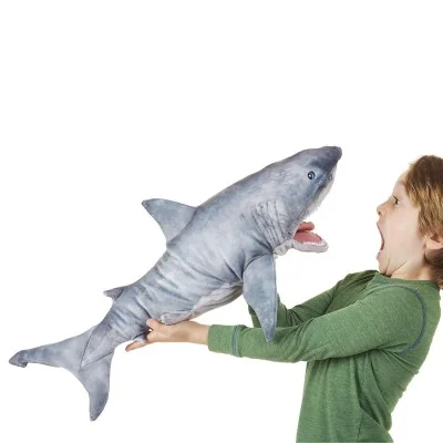 Jeune fille jouant avec Marionnette à main requin blanc signée Folkmanis