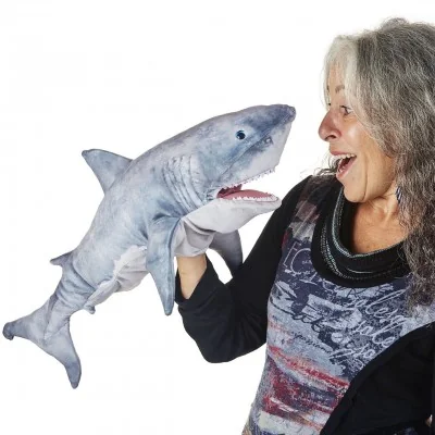 Femme manipulant marionnette à main requin blanc signée Folkmanis