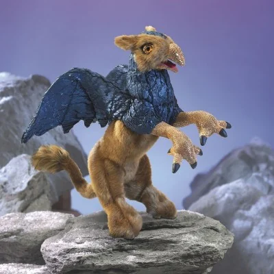Marionnette à main Griffon signée Folkmanis dans un décor de montagne Marionnette à main Griffon signée Folkmanis dans un décor de montagne