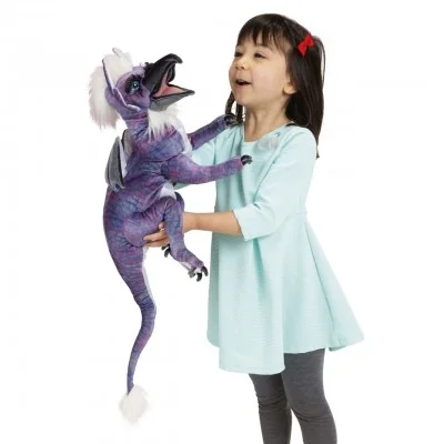 Jeune fille jouant avec Marionnette à main Dragon à bec signée Folkmanis Jeune fille jouant avec Marionnette à main Dragon à bec signée Folkmanis