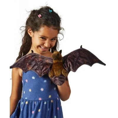Jeune fille jouant avec Marionnette à main Chauve-souris roussette signée Folkmanis