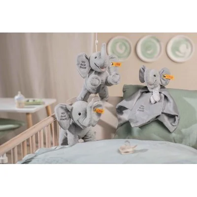 Groupe de doudous My First Steiff éléphant Ellie signé Steiff, dans la chambre de bébé Groupe de doudous My First Steiff éléphant Ellie signé Steiff, dans la chambre de bébé