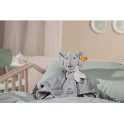 Doudou My First Steiff éléphant Ellie signé Steiff, dans la chambre de bébé Doudou My First Steiff éléphant Ellie signé Steiff, dans la chambre de bébé