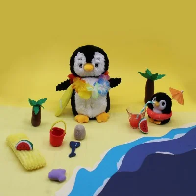 Peluche pingouin Iglou maman et son bébé noir signée Les Deglingos, à la plage