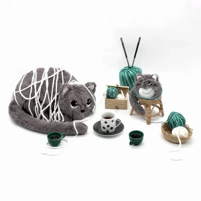 Peluche chat Miaou maman et son bébé gris signée Les Deglingos, maman et bébé emmêlés dans bobines de fils Peluche chat Miaou maman et son bébé gris signée Les Deglingos, maman et bébé emmêlés dans bobines de fils