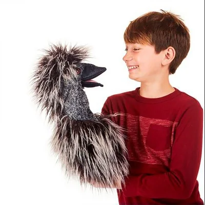 Garçon jouant avec marionnette à main émeu signée Folkmanis