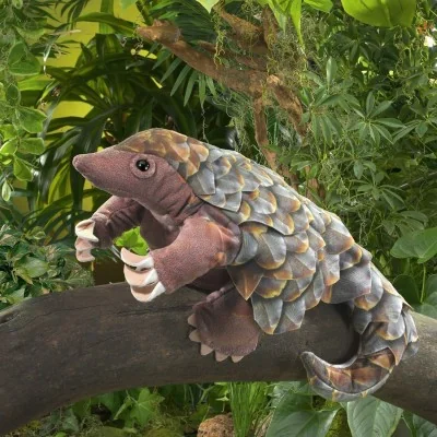 Marionnette à main pangolin signée Folkmanis dans la forêt