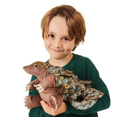 Garçon jouant avec Marionnette à main pangolin signée Folkmanis