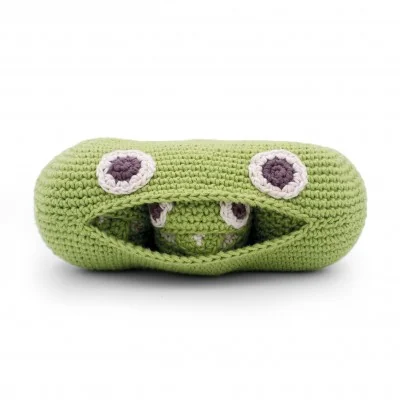 Hochet Petit Pois 100% coton bio signé Myum: maman cosse avec les 3 petits pois à l'intérieur Hochet Petit Pois 100% coton bio signé Myum: maman cosse avec les 3 petits pois à l'intérieur