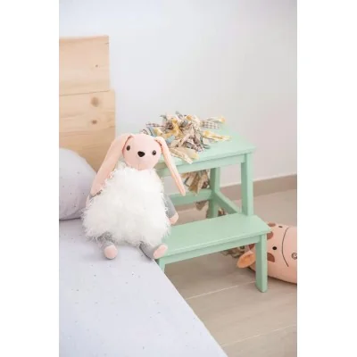Coussin lapin Clara signé Crochetts dans chambre d'enfant Coussin lapin Clara signé Crochetts dans chambre d'enfant