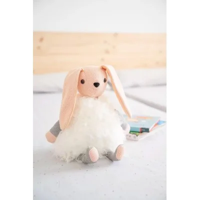 Coussin lapin Clara signé Crochetts sur un lit