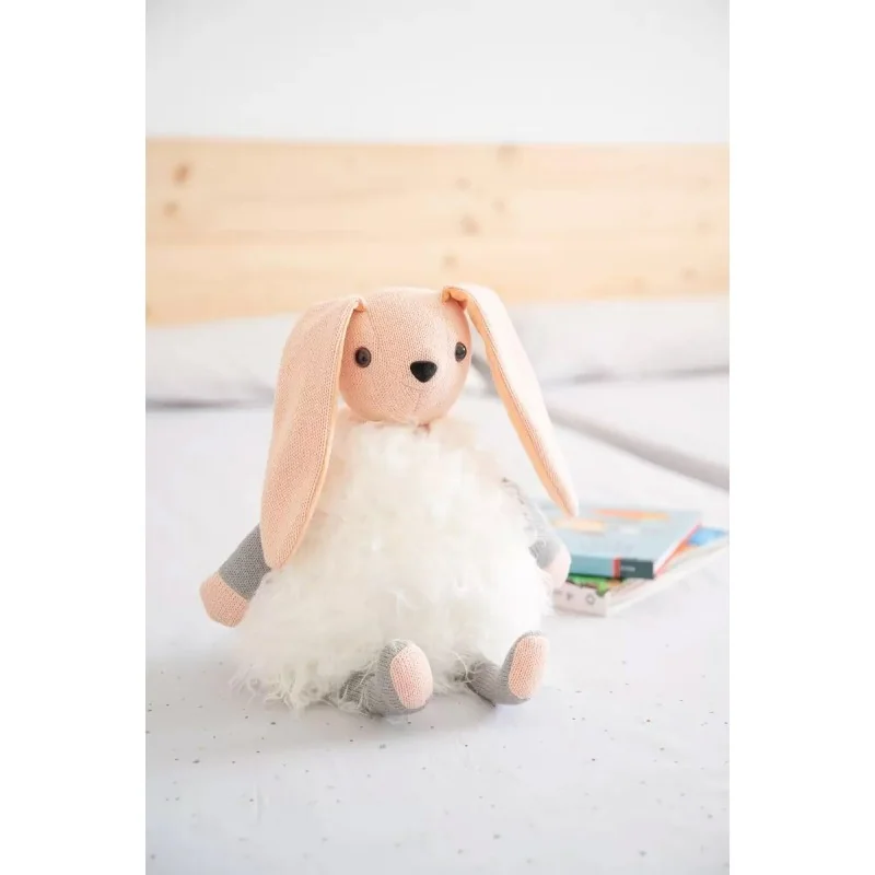 Coussin lapin Clara signé Crochetts sur un lit Coussin lapin Clara signé Crochetts sur un lit