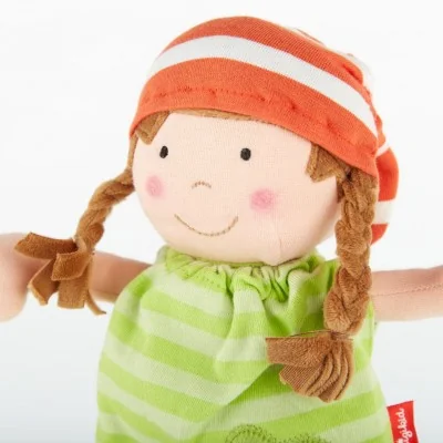 Poupée de chiffon Brenda Bilipup vert signée Sigikid, gros plan sur la tête