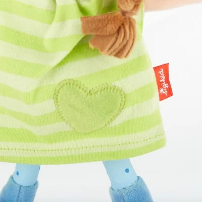 Poupée de chiffon Brenda Bilipup vert signée Sigikid, gros plan sur le coeur