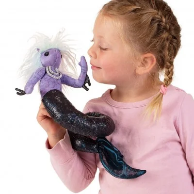 Jeune fille jouant avec Marionnette à doigt Nymphe de la mer signée Folkmanis Jeune fille jouant avec Marionnette à doigt Nymphe de la mer signée Folkmanis