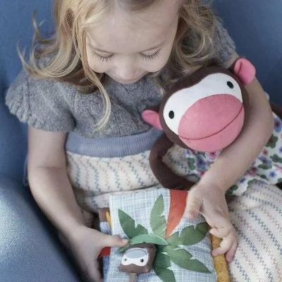 Jeune fille jouant avec peluche singe Frida avec robe à fleurs - 32 cm signée Franck & Fischer Jeune fille jouant avec peluche singe Frida avec robe à fleurs - 32 cm signée Franck & Fischer