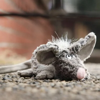 Peluche souris "Lala Langweile" signée Sigikid, allongée sur un tapis Peluche souris "Lala Langweile" signée Sigikid, allongée sur un tapis