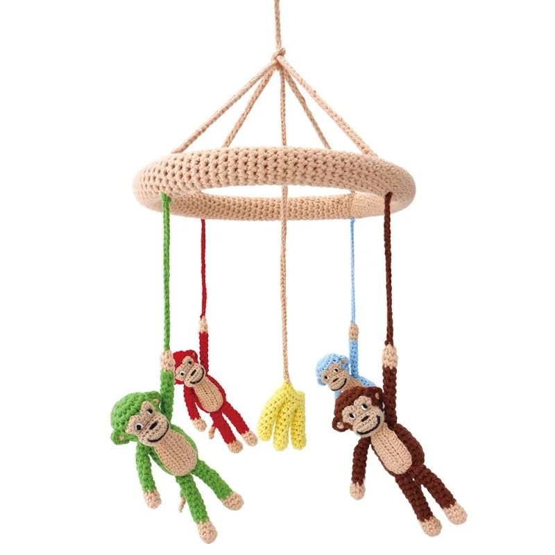Mobile bébé en crochet avec singes et bananes signé Sindibaba