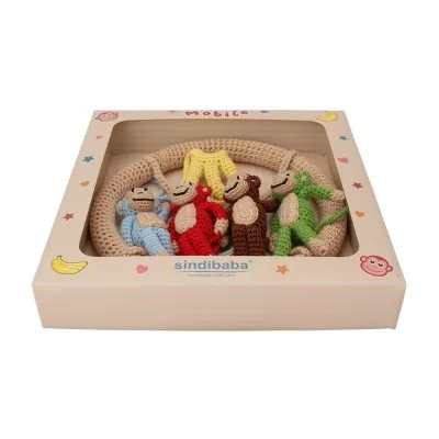 Mobile bébé en crochet avec singes et bananes signé Sindibaba dans sa boîte en carton