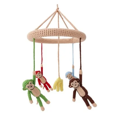 Mobile bébé en crochet avec singes et bananes signé Sindibaba