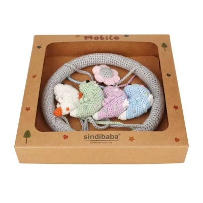 Mobile bébé en Crochet "MARIAGE DES OISEAUX" signé Sindibaba, dans sa boîte en carton Mobile bébé en Crochet "MARIAGE DES OISEAUX" signé Sindibaba, dans sa boîte en carton
