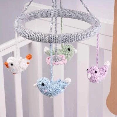 Mobile bébé en Crochet "MARIAGE DES OISEAUX" signé Sindibaba Mobile bébé en Crochet "MARIAGE DES OISEAUX" signé Sindibaba