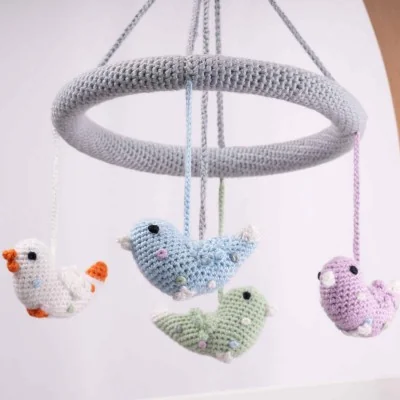 Mobile bébé en Crochet "MARIAGE DES OISEAUX" signé Sindibaba Mobile bébé en Crochet "MARIAGE DES OISEAUX" signé Sindibaba