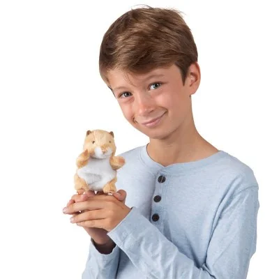 Jeune homme manipulant Mini marionnette hamster signée Folkmanis Jeune homme manipulant Mini marionnette hamster signée Folkmanis