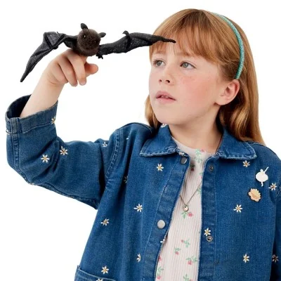 Jeune fille jouant avec Mini marionnette Chauve-souris signée Folkmanis Jeune fille jouant avec Mini marionnette Chauve-souris signée Folkmanis