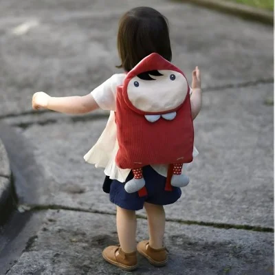 Jeune fille portant Sac à dos Chaperon rouge signé Ebulobo Jeune fille portant Sac à dos Chaperon rouge signé Ebulobo
