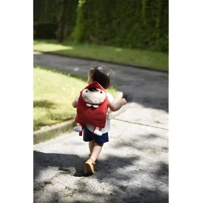 Jeune fille portant Sac à dos Chaperon rouge signé Ebulobo Jeune fille portant Sac à dos Chaperon rouge signé Ebulobo
