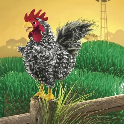 Marionnette Coq Plymouth Rock barré signée Folkmanis, dans un décor de ferme