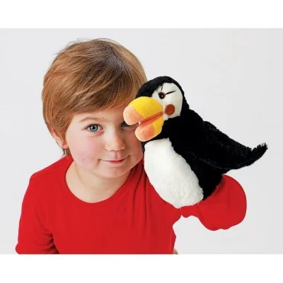 Garçon jouant avec marionnette à main Petit macareux signée Folkmanis Garçon jouant avec marionnette à main Petit macareux signée Folkmanis