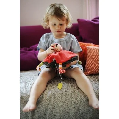 Jeune fille jouant avec Doudou musical Chaperon / Louloup signé Ebulobo Jeune fille jouant avec Doudou musical Chaperon / Louloup signé Ebulobo