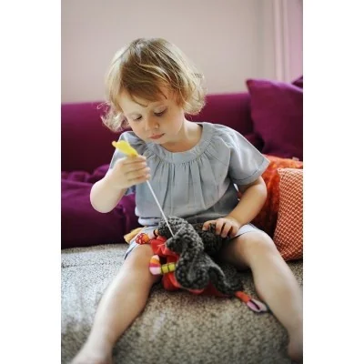 Jeune fille jouant avec Doudou musical Chaperon / Louloup signé Ebulobo Jeune fille jouant avec Doudou musical Chaperon / Louloup signé Ebulobo