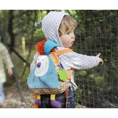 Jeune enfant portant Sac à dos enfant Jef le lapin signé Ebulobo Jeune enfant portant Sac à dos enfant Jef le lapin signé Ebulobo