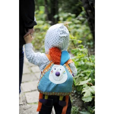 Jeune enfant portant Sac à dos enfant Jef le lapin signé Ebulobo Jeune enfant portant Sac à dos enfant Jef le lapin signé Ebulobo