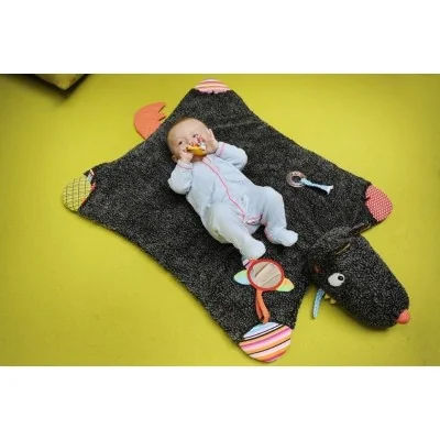 Bébé allongé sur le Tapis d'éveil Louloup peau de bête signé Ebulobo Bébé allongé sur le Tapis d'éveil Louloup peau de bête signé Ebulobo