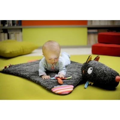 Bébé jouant sur le Tapis d'éveil Louloup peau de bête signé Ebulobo Bébé jouant sur le Tapis d'éveil Louloup peau de bête signé Ebulobo