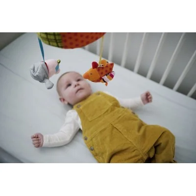 Bébé contemplant le Mobile musical Louloup signé Ebulobo Bébé contemplant le Mobile musical Louloup signé Ebulobo