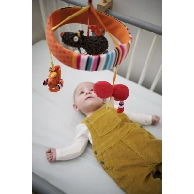 Bébé contemplant le Mobile musical Louloup signé Ebulobo Bébé contemplant le Mobile musical Louloup signé Ebulobo